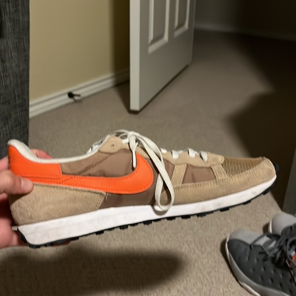 Grey are size 8.5 and khaki are size 9. - Picture 3 of 7